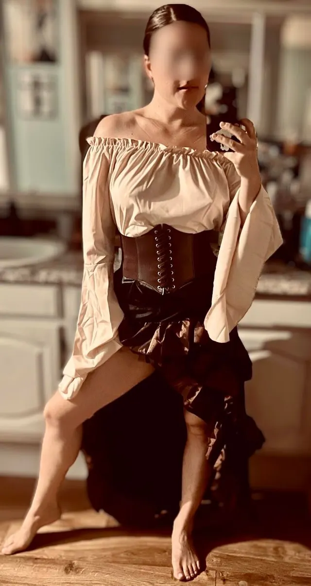 Have you ever dreamt of bringing a wench like me into your bed chambers?? 🏰