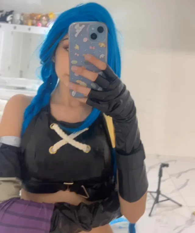 Jinx revealing her tits