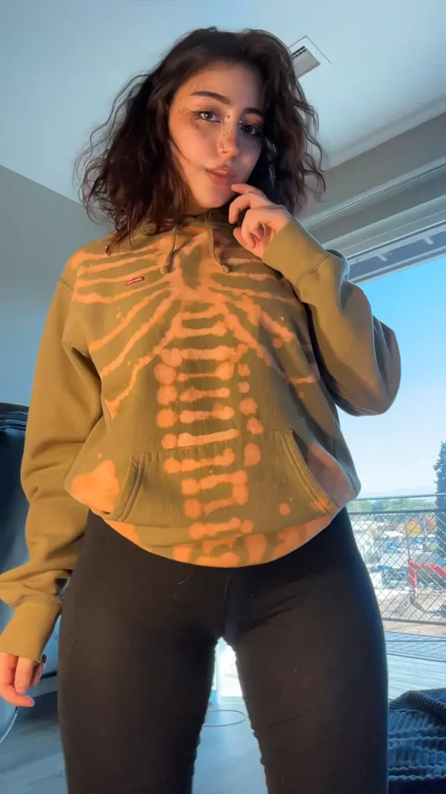 My very obvious camel toe while flashing you