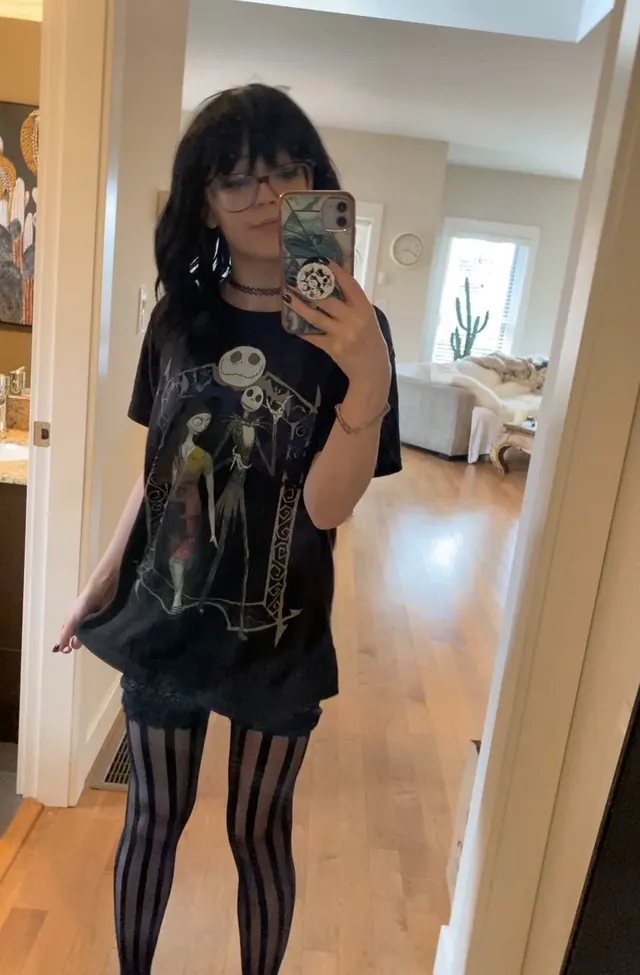 Single childless 31 year old goth girl who still looks like this, am I anyone's type here? 🤔
