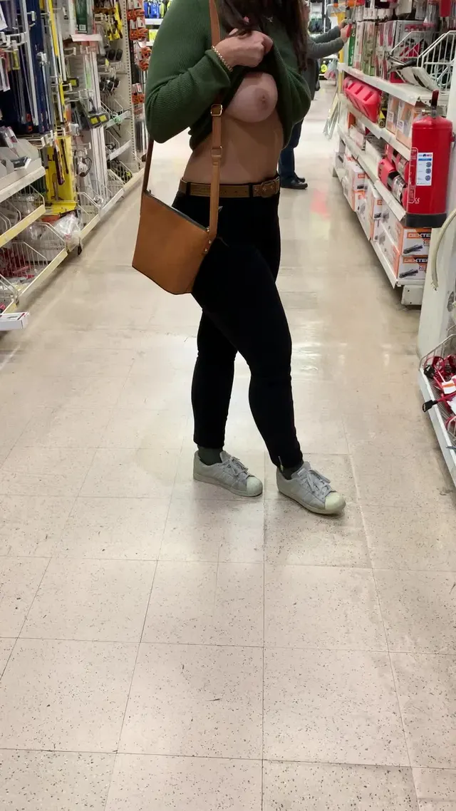 Flashing while shopping should be considered a hobby [gif]