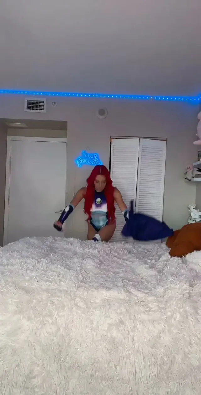 Starfire On/Off [Teen Titans] (Zoey Di Giacomo)